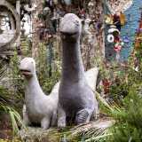 Ma � arrivato ora il momento di entrare. Un vialetto ci conduce nel rigoglioso giardino, dove spiccano statue raffiguranti leoni e dinosauri...